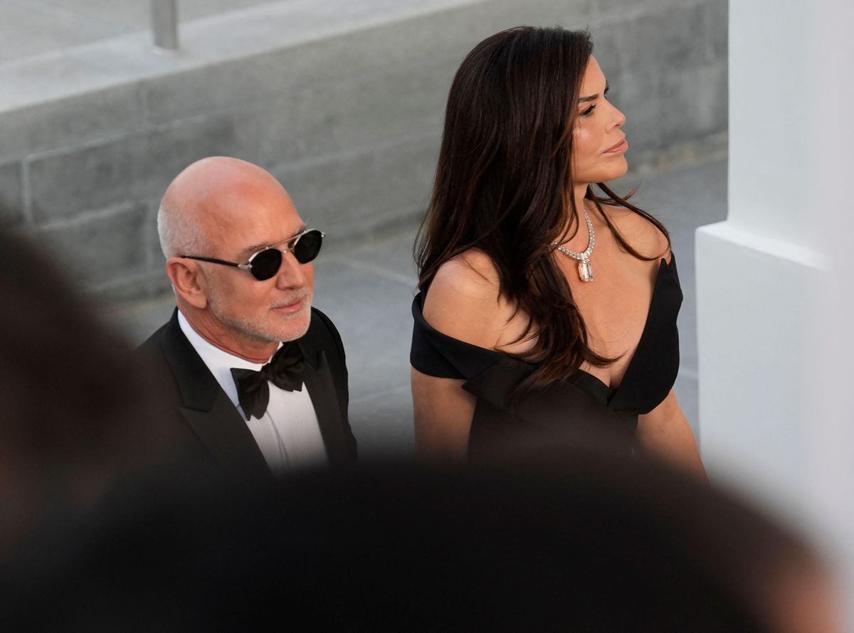 Lauren Sánchez Bezos brought Hollywood glamour to the White House in a fitted black off-the-shoulder gown and dazzling diamond necklace.