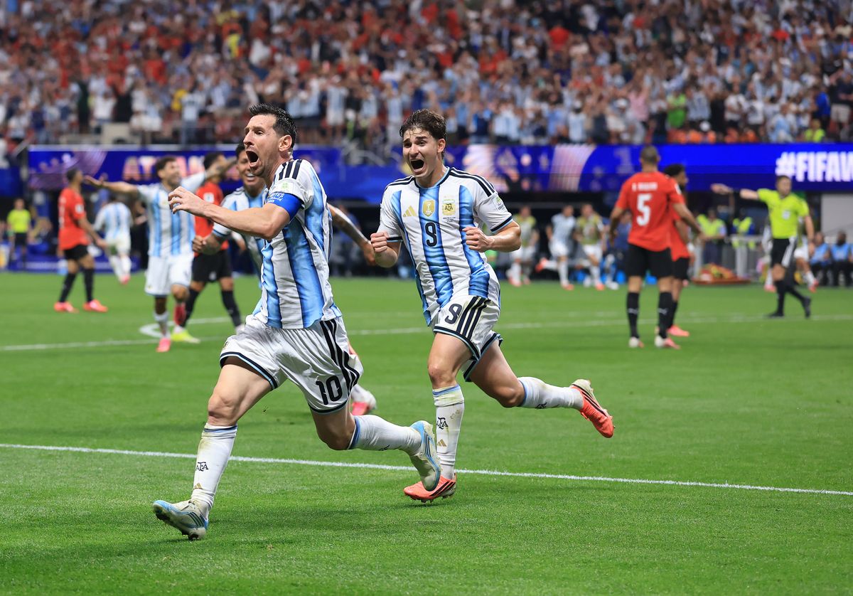 Argentina pulled off one of the tournament's biggest comebacks to eliminate Egypt and advance to the quarterfinals.