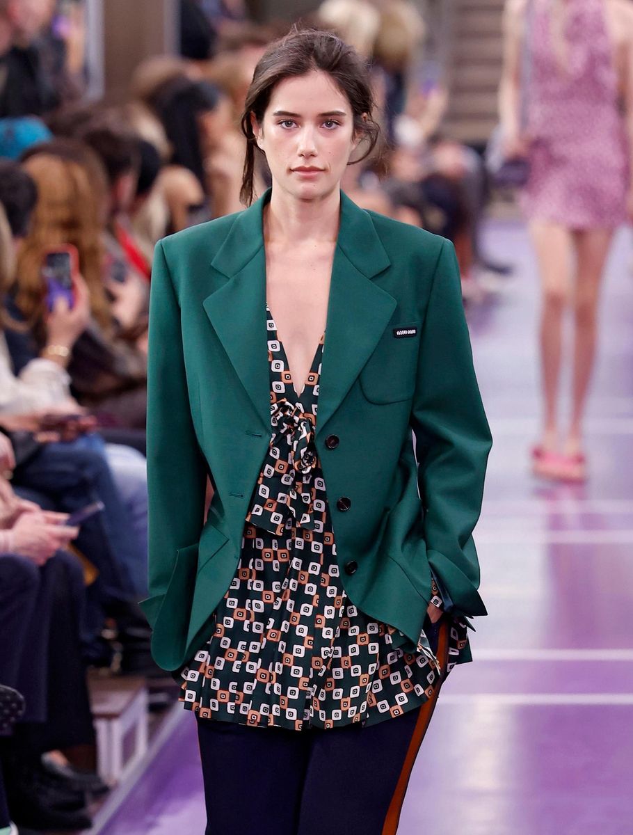 Photo 2026 REX Features/Shutterstock /The Grosby Group
Ella Bleu Travolta, 26, steps into the fashion spotlight with her debut on the Paris Fashion Week runway, walking for Miu Mius Spring/Summer 2027 Ready-to-Wear collection in Paris, France, on October 4, 2026. The daughter of Hollywood star John Travolta commands attention as she joins an impressive lineup of models for the highly anticipated show.****
Ella Bleu Travolta, de 26 años, entra en el mundo de la moda con su debut en la pasarela de la Semana de la Moda de París, desfilando para la colección Ready-to-Wear Primavera/Verano 2027 de Miu Miu en París, Francia, el 4 de octubre de 2026. La hija de la estrella de Hollywood John Travolta acapara la atención al unirse a un destacado grupo de modelos para el esperado desfile.
Byline: NOWFASHION/Shutterstock / / GROSBY GROUP