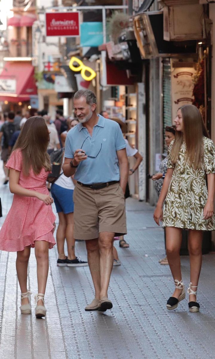Felipe was seen chatting with his firstborn, who studies in Wales. According to the UWC Atlantic College's calendar, second year students arrive back on Aug. 26.