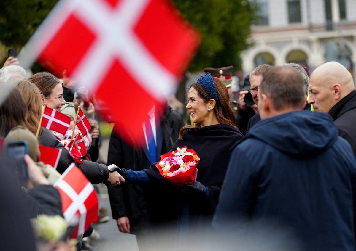 Queen Mary of Denmark (C) shakes hands with wellwishers as she arrives to attend a wreath laying ceremony at the Freedom Monument in Riga, Latvia, on October 28, 2025. The Danish Royal Couple is on a two-day state visit to Latvia. (Photo by Gints Ivuskans / AFP) (Photo by GINTS IVUSKANS/AFP via Getty Images)