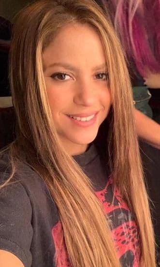 Shakira straight hair