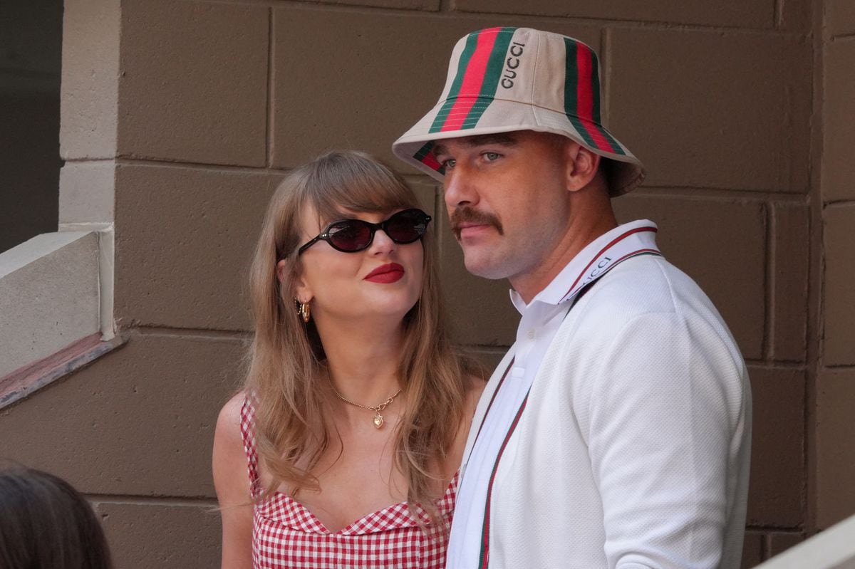 TOPSHOT - US musician Taylor Swift (L) and US NFL football player Travis Kelce (R) attend the men's final match between Italy's Jannik Sinner and USA's Taylor Fritz