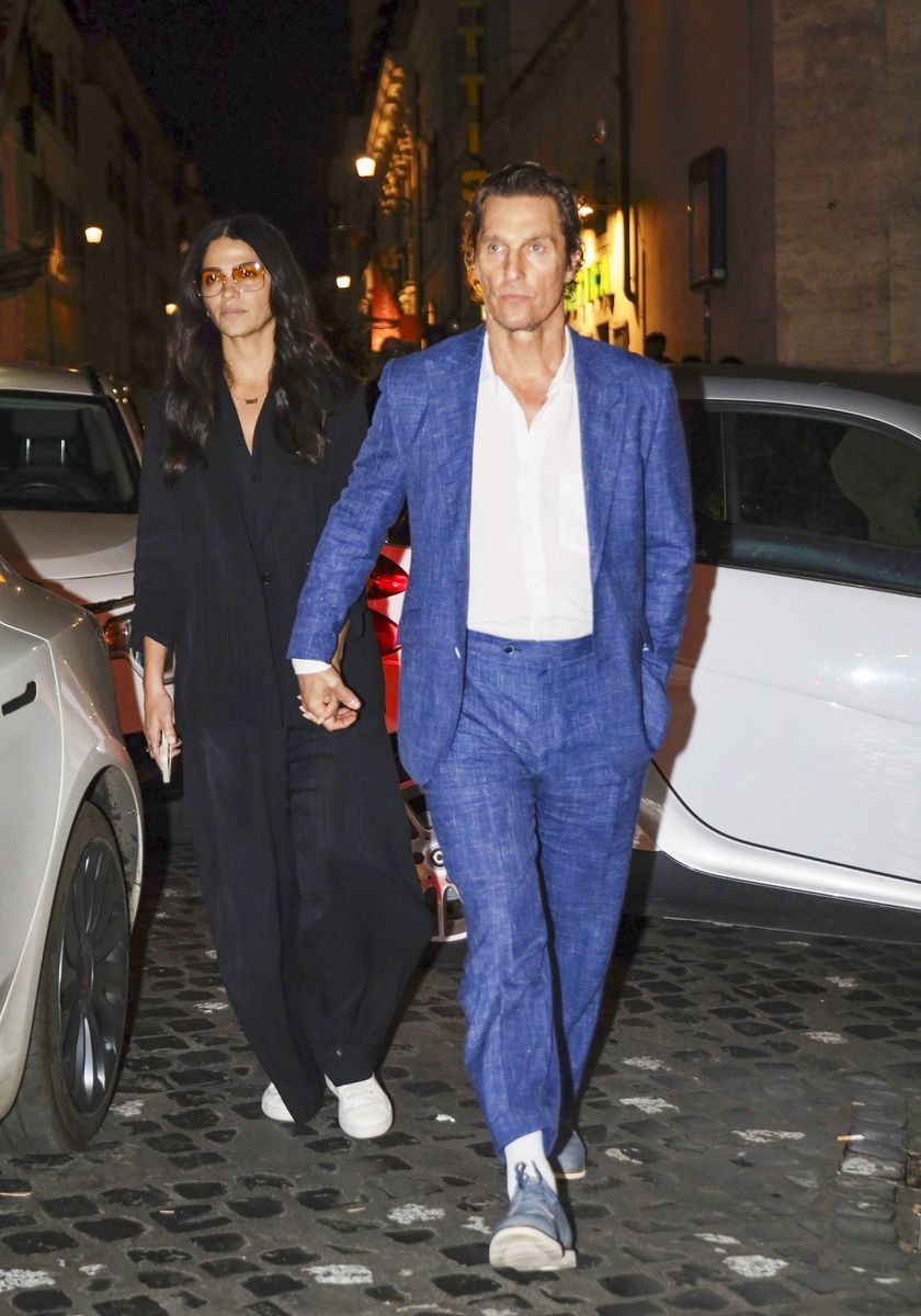 McConaughey leaned into laid-back tailoring, wearing an electric-blue linen suit with a relaxed silhouette paired with a white shirt left casually unbuttoned at the collar. 