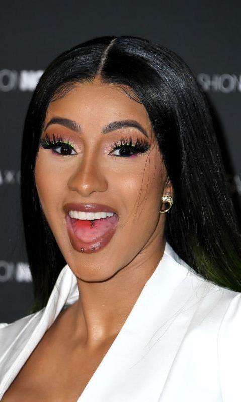 Cardi B con pestañas de muñeca y blazer blanco