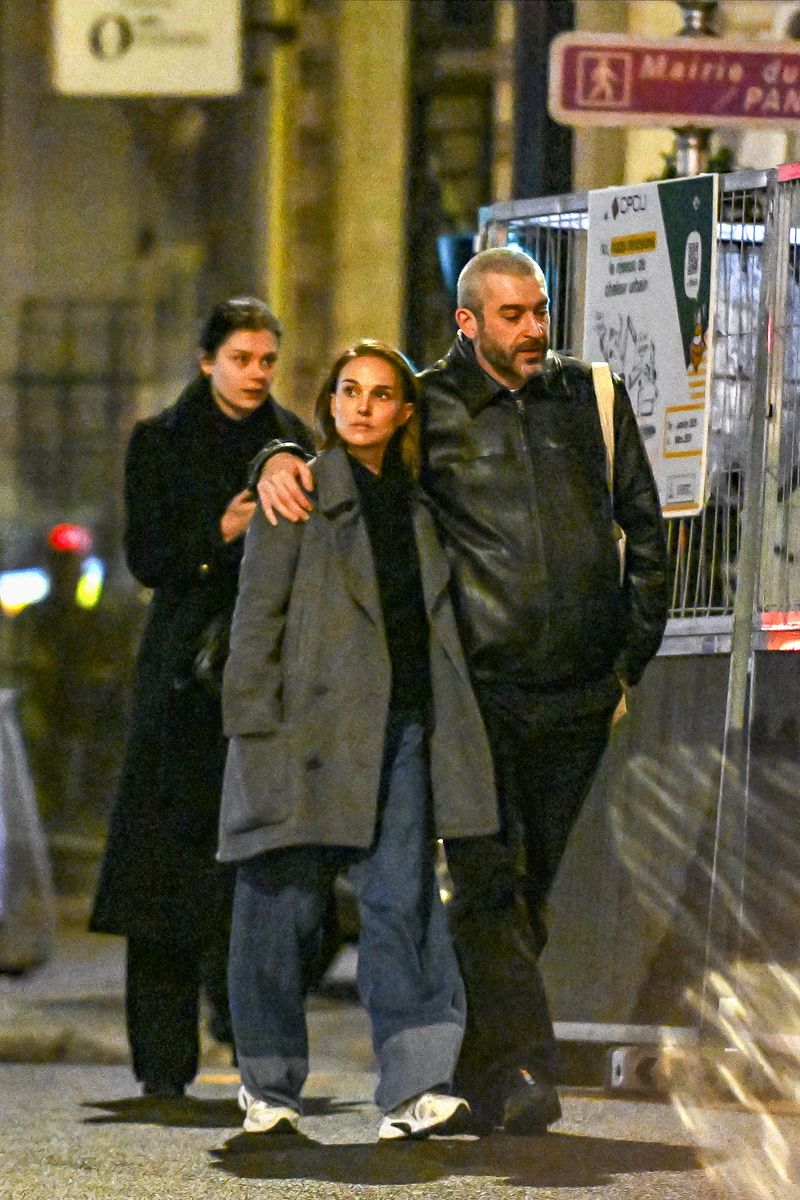 Photo © 2025 Best Image/The Grosby Group
Paris, France, March 8, 2025- JUST RELEASED
PREMIUM EXCLUSIVE
Natalie Portman and her new partner, French music producer,Tanguy Destable, went lovingly to the independent art house cinema "Ecoles Cinéma Club" before returning to Nathalie's place in Paris. Shot on February 27, 2025.*** Natalie Portman y su nuevo amor, el productor musical francés Tanguy Destable, fueron vistos disfrutando de una cita romántica en el cine de autor "Ecoles Cinéma Club" en París. La actriz, quien recientemente se separó, pasó la velada con su nueva pareja antes de regresar juntos a su hogar. Fotos tomadas el 27 de Febrero de 2025.