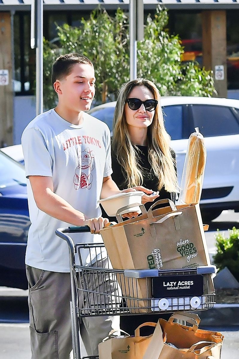 Knox and Angelina Jolie at their local supermarket