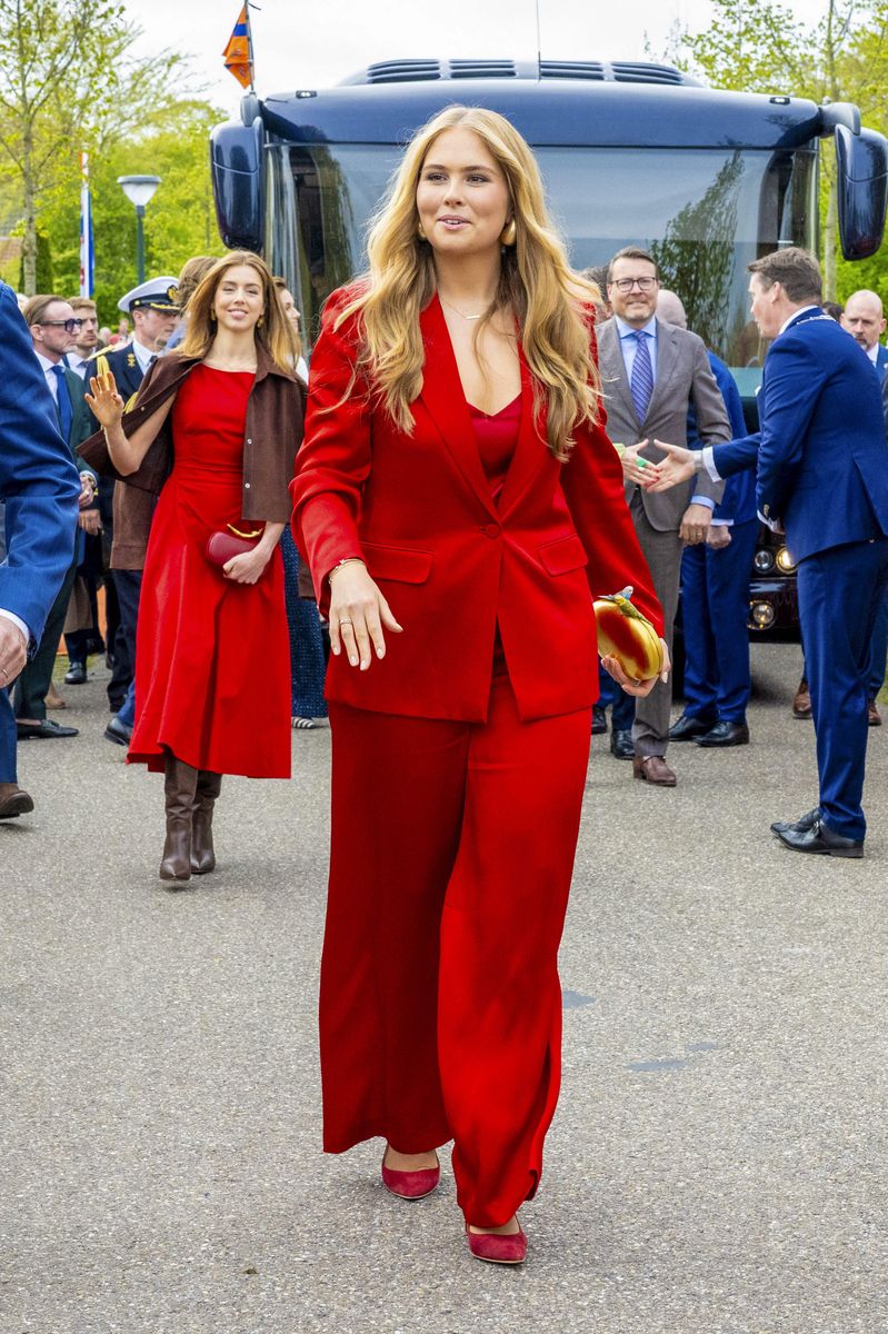 Amalia typically opts for glowing skin, soft neutral tones, and minimal eye makeup. Her hair is most often worn long and loose, styled in natural waves.