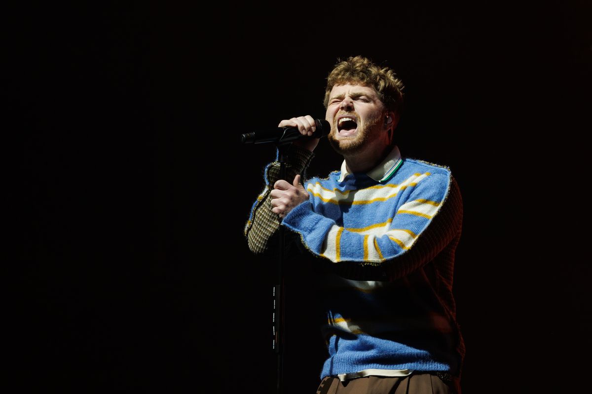 Alex Warren performing in New Zealand