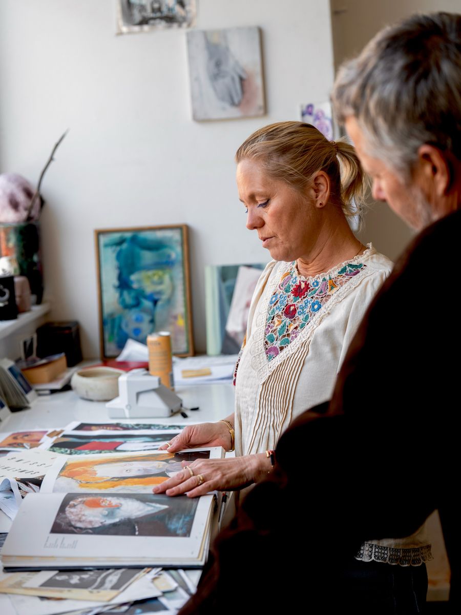King Frederik visits artist Cathrine Raben Davidsen’s studio as she works on his first official painted portrait since his accession to the throne.