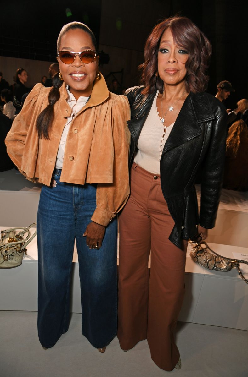 Oprah Winfrey y Gayle King asisten al desfile de Chloé durante la Semana de la Moda de París Ropa de mujer Otoño/Invierno 2026-2027 el 5 de marzo de 2026 en París