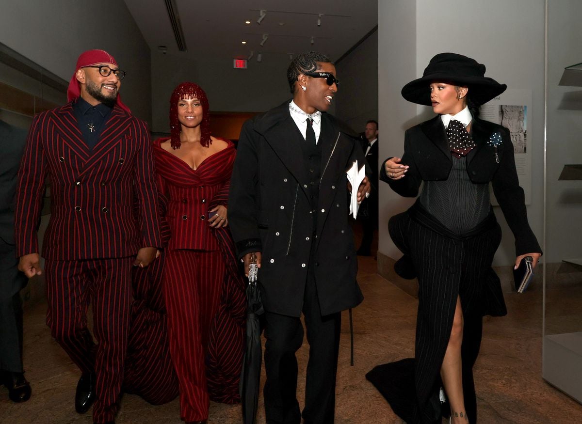  (L-R) Swizz Beatz, Alicia Keys, A$AP Rocky, 2025 Met Gala Co-Chair, and Rihanna attend the 2025 Met Gala Celebrating "Superfine: Tailoring Black Style" at Metropolitan Museum of Art on May 05, 2025 in New York City.  (Photo by Kevin Mazur/MG25/Getty Images for The Met Museum/Vogue)