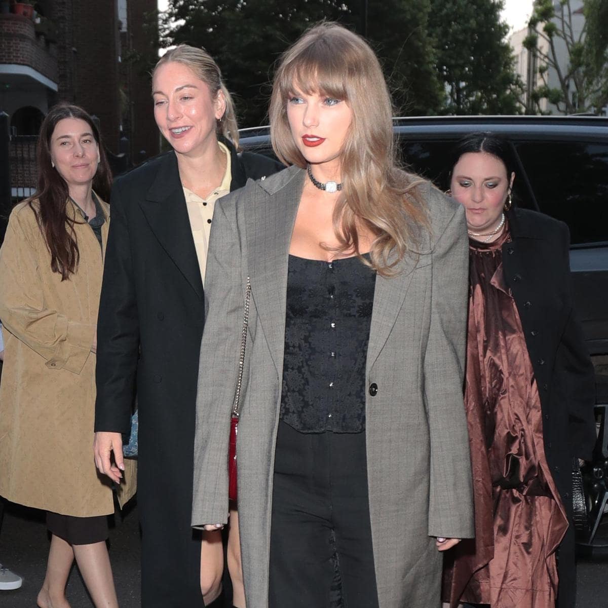 EXC Taylor Swift, Lena Dunham, Este Haim, Danielle Haim