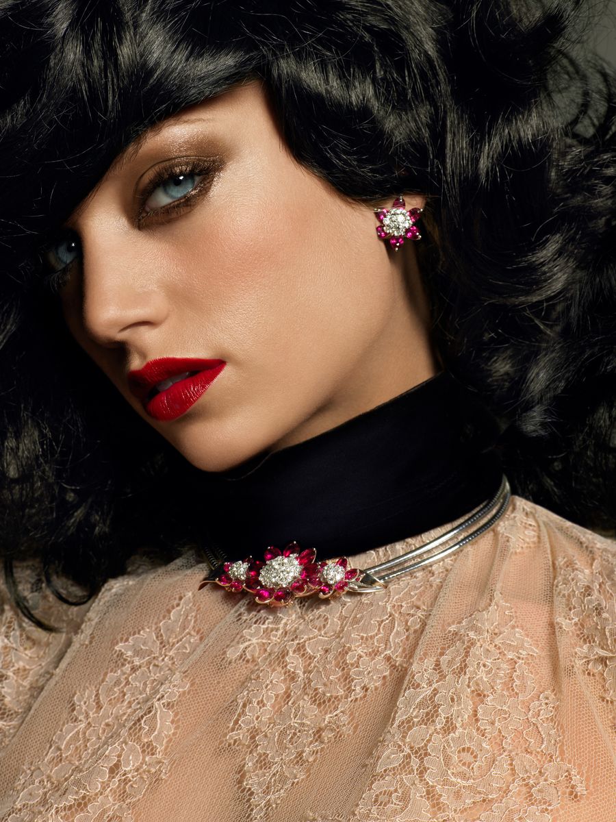 Bold eye looks, bronzed skin, glossy lips, and vibrant team-inspired color palettes