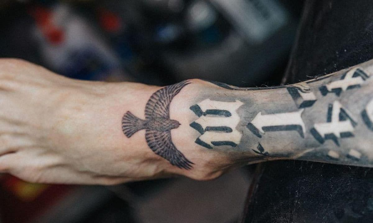 Kourtney Kardashian comforts Travis Barker as he gets a tattoo honoring late Foo Fighters drummer Taylor Hawkins