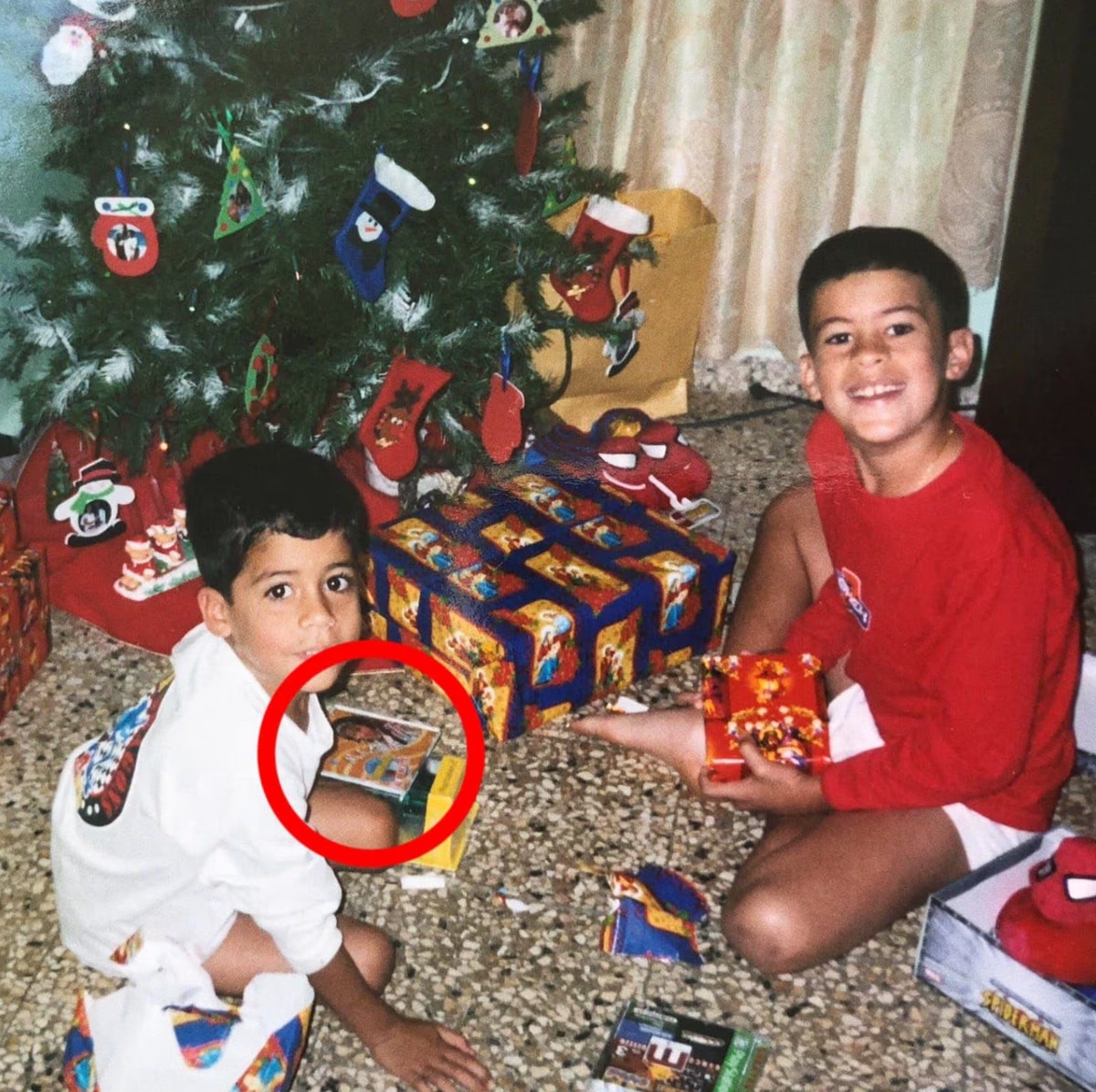 Bad Bunny got a "Cómplices al rescate" CD for the holidays.