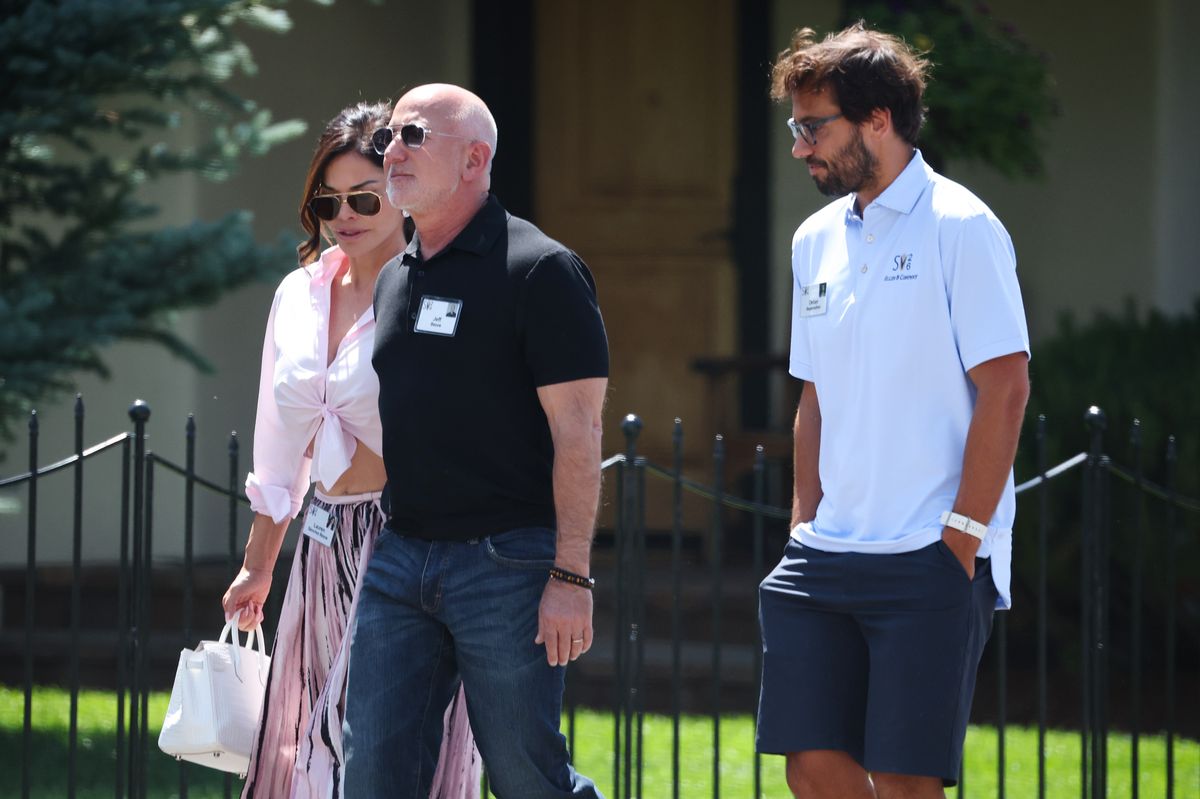 The media personality completed her elegant summer look with a flowing printed skirt, platform heels, oversized sunglasses, and a white Hermès Birkin bag.