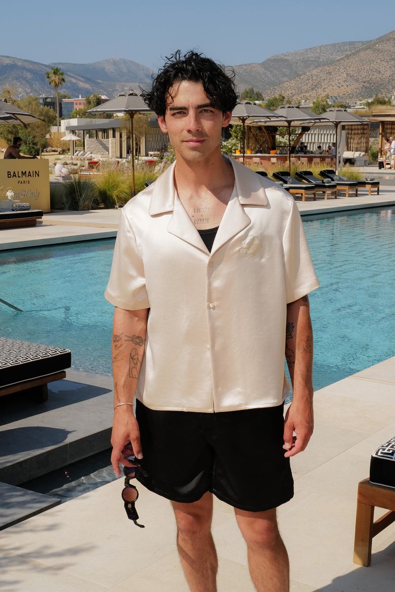 Joe Jonas shows off his six-pack on the beaches of Miami