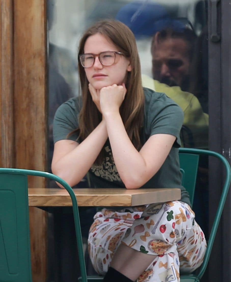 Violet having lunch with Ben Affleck and Samuels.