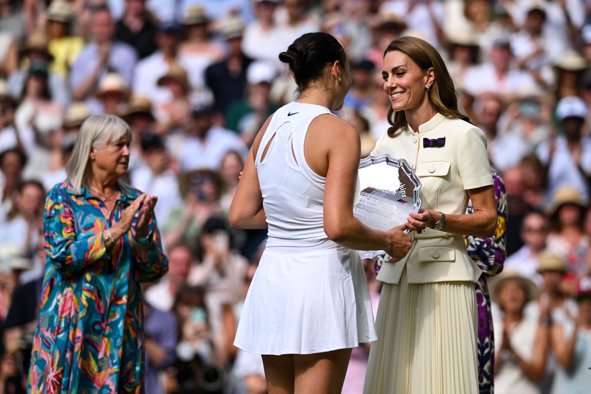 LONDON, ENGLAND - JULY 11: Catherine, Princess of Wales, Patron of The AELTC presents Amanda Anisimova of the United States of America with the Women's Singles Runners-Up Trophy following the Women's Singles Final against Iga Swiatek of Poland on day twelve of The Championships Wimbledon 2025 at All England Lawn Tennis and Croquet Club on July 11, 2025 in London, England. (Photo by Daniel Kopatsch/Getty Images)