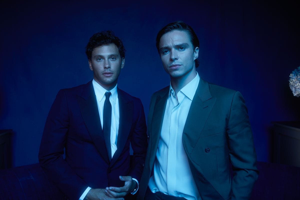 Cooper Koch y Nicholas Alexander Chavez en Netflix "Monstruos: La historia de Lyle y Erik Menéndez