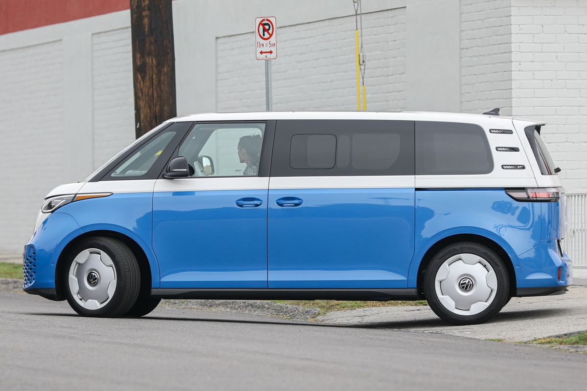 Jennifer Garner’s choice of an electric van aligns perfectly with her reputation as an environmentally aware parent.