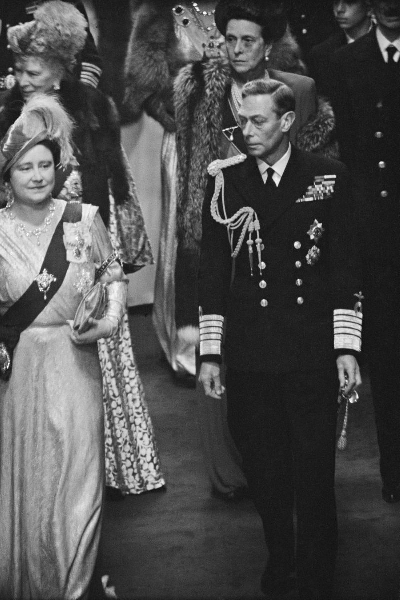 El rey Jorge VI (1895 - 1952) y la reina Isabel, la reina madre (1900 - 2002), en la Abadía de Westminster, Londres, en la boda de la princesa Isabel (más tarde la reina Isabel II) y el príncipe Felipe, el 20 de noviembre de 1947.