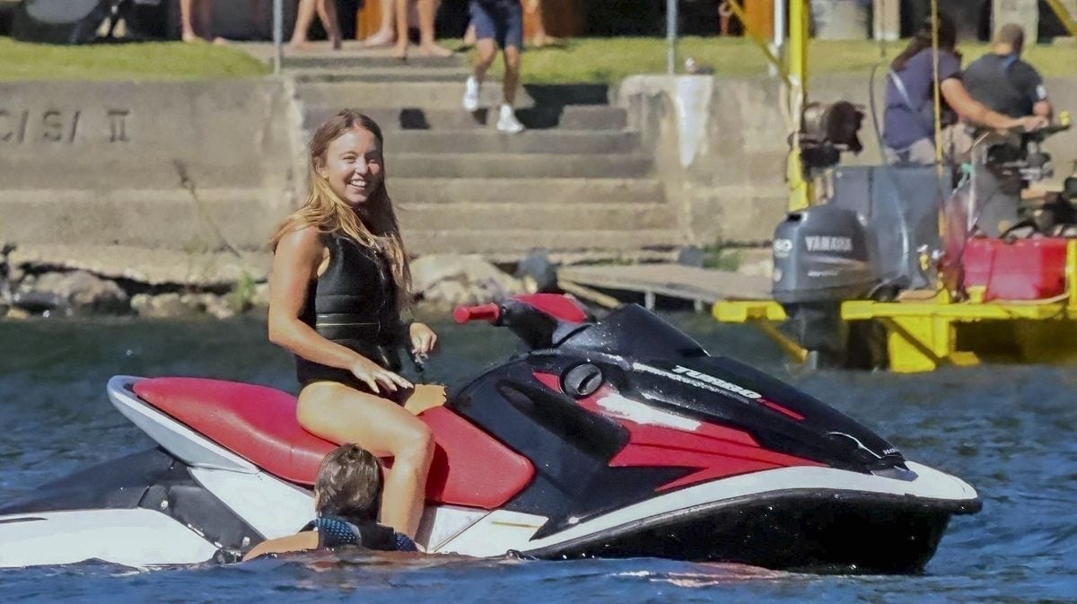 Sydney Sweeney fue todo sonrisas en unas vacaciones recientes con un hombre misterioso