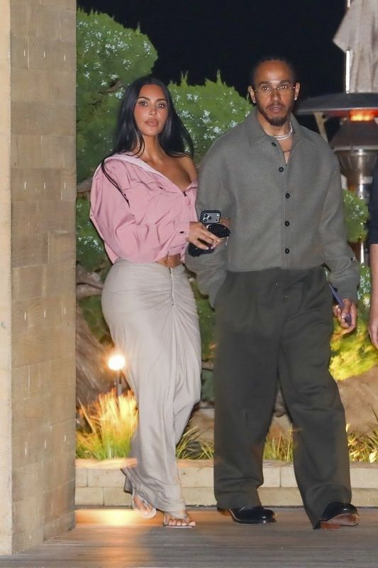 Photo © 2026 Backgrid/The Grosby Group
PREMIUM EXCLUSIVE
Malibu, CA 18 APRIL 2026
Kim Kardashian and her new boyfriend, three-time Formula 1 World Champion Lewis Hamilton, arrived at Nobu for dinner at 9 PM and left at 11 after a romantic two-hour dinner. He was a perfect gentleman, opening the car door for her, and both were all smiles and clearly happy as they left the evening.****
Kim Kardashian y su nuevo novio, el tres veces campeón de Fórmula 1 Lewis Hamilton, llegaron a Nobu para cenar a las 9 PM y se fueron a las 11 después de una cena romántica de dos horas. Él fue todo un caballero, abriéndole la puerta del coche, y ambos se mostraron sonrientes y claramente felices al terminar la velada.