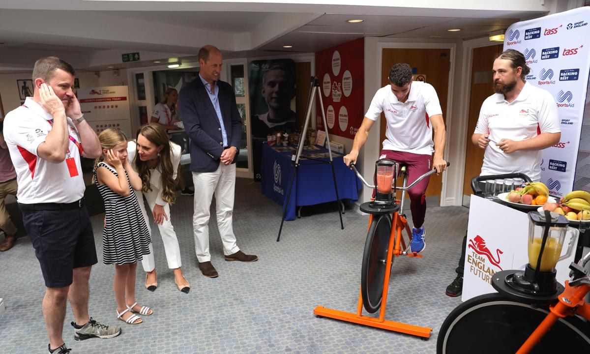The royals watched Team England volleyball stars jump on two "Smoothie Bikes" for a race at SportsAid House.