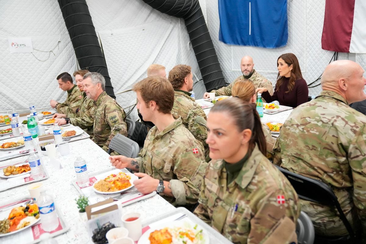 The visit continued at Denmark’s Camp Valdemar, adjacent to the Ādaži Military Base, where the royals met with Danish soldiers deployed on NATO’s eastern flank.