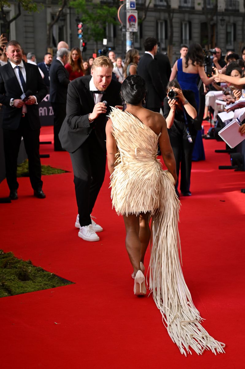 The Olympic icon revealed she was sewn into her gold Cong Tri minidress moments before the event, turning a fashion emergency into one of the night’s most talked-about style stories.