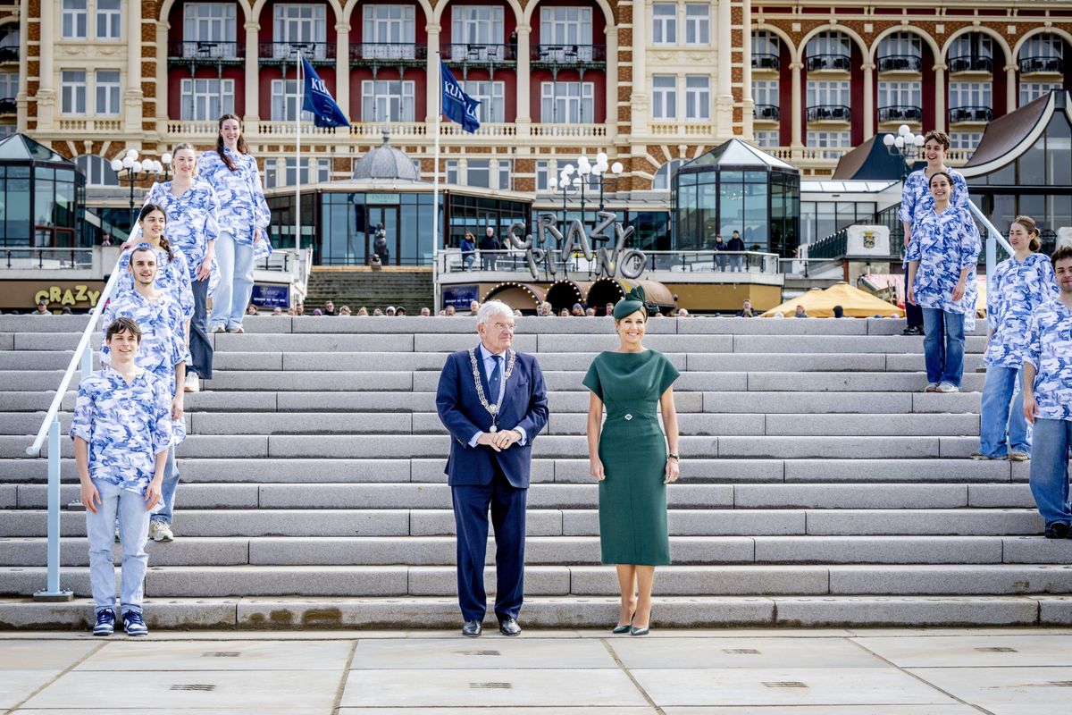 The jewelry added an extra layer of intrigue. Máxima wore diamond and emerald earrings, likely part of a modular set from her collection, a common practice among European royal houses.