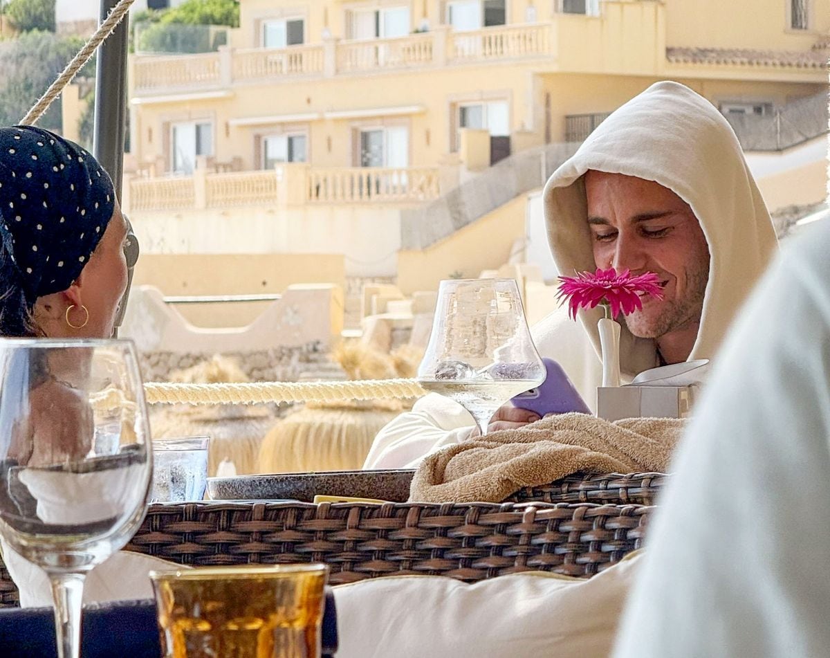 Justin Bieber was seen in a remarkably relaxed and happy mood, sharing a leisurely lunch with wife Hailey at the stunning Beach Club Gran Folies in Mallorca.