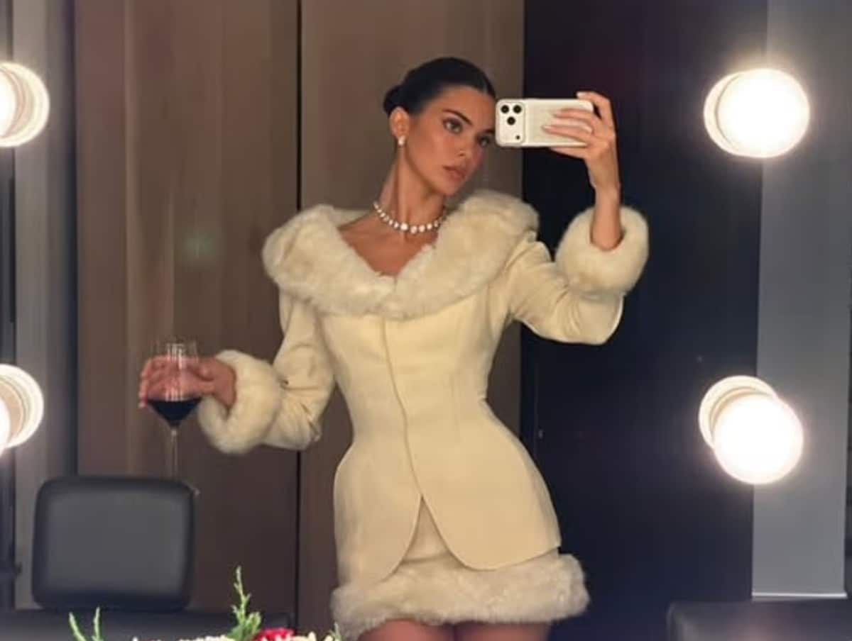 She styled the Mugler look with a dazzling tennis necklace and gold earrings