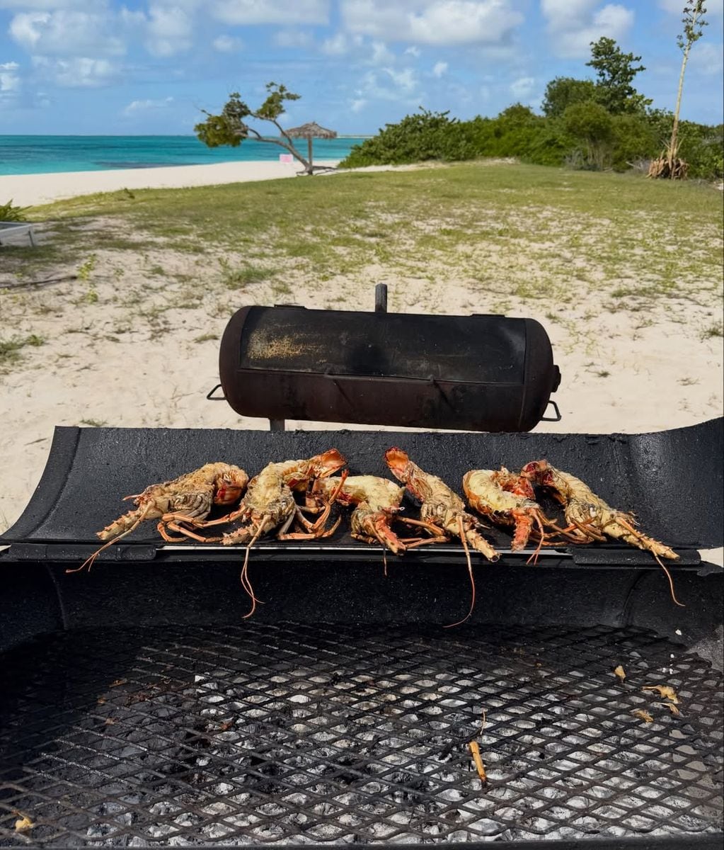 Jewel stuns in a sexy bikini while soaking up the Caribbean sun