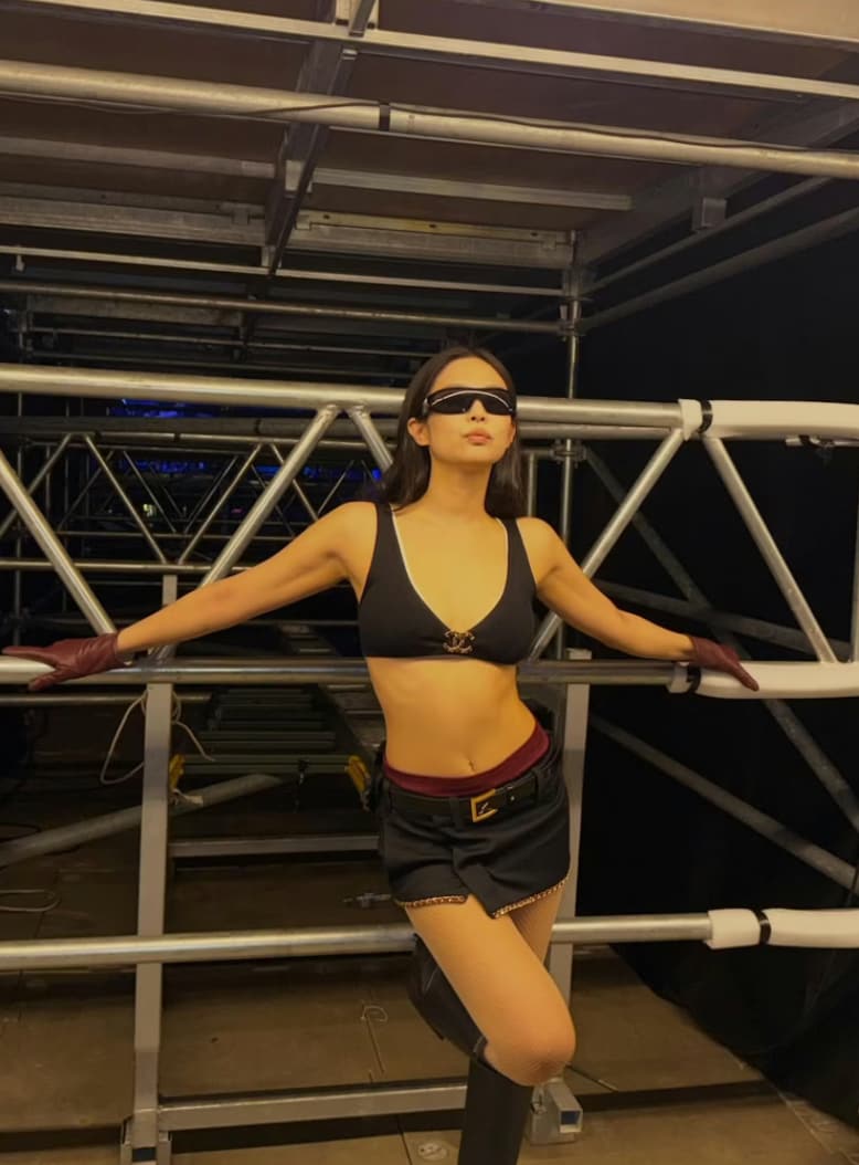 From the stage lights of Singapore to the glittering red carpet of the Met Gala, Jennie continues to redefine what it means to be a Chanel muse.