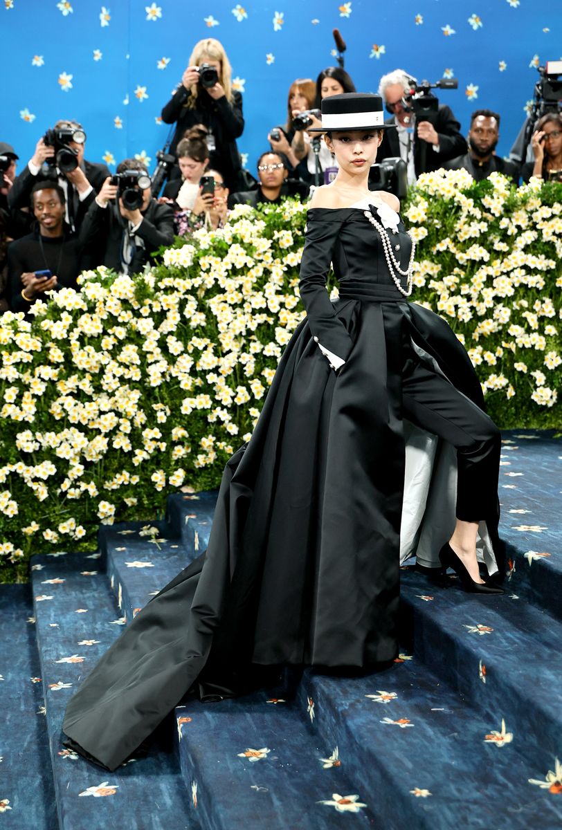 After her unforgettable 2025 look, fans wonder if she will grace the Met in head-to-toe Chanel.