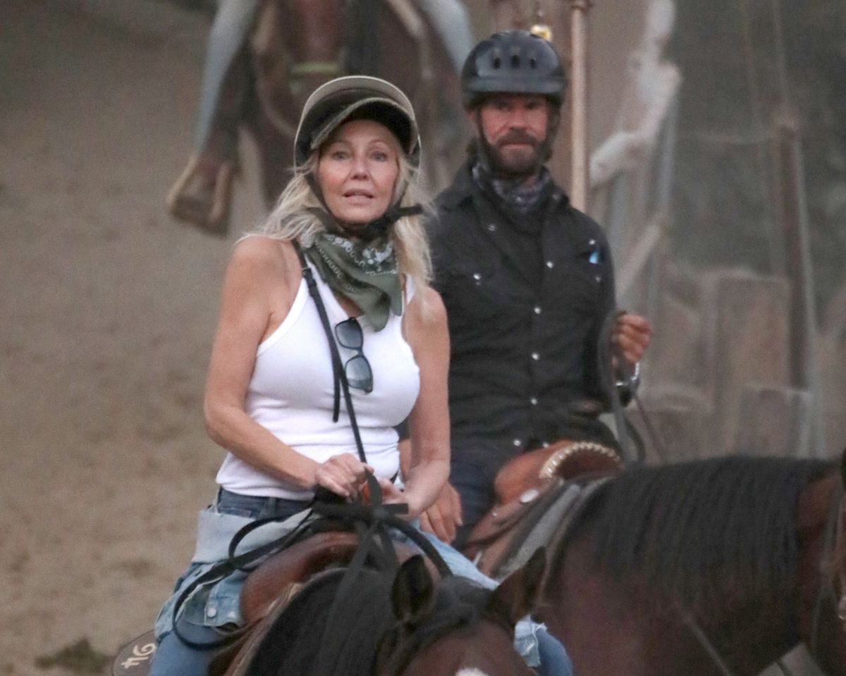 Photo 2026 Instar Images/The Grosby Group

 
Los Angeles, CA, September 23, 2026. Heather Locklear and Lorenzo Lamas go horseback riding at Sunset Ranch Hollywood before heading onto trails overlooking Los Angeles near the Hollywood Sign. Locklear, who turns 65 on September 25, rides alongside Lamas after the pair reconnected around New Years Eve 2025 and later made their public debut as a couple. They first met more than four decades ago after posing together for a 1983 Playgirl cover while Locklear was starring in Dynasty and Lamas was appearing in Falcon Crest. Locklear wears a denim jacket, jeans, and a protective riding helmet for the outing.***Heather Locklear y Lorenzo Lamas realizan un paseo a caballo desde Sunset Ranch Hollywood por senderos con vistas a Los Ángeles, cerca del Hollywood Sign. Locklear, quien cumple 65 años el 25 de septiembre, cabalga junto a Lamas después de que ambos retomaran el contacto alrededor de Año Nuevo de 2025 y posteriormente hicieran su debut público como pareja. Se conocieron hace más de cuatro décadas después de posar juntos para una portada de Playgirl de 1983, cuando Locklear protagonizaba Dynasty y Lamas aparecía en Falcon Crest. Locklear lleva una chaqueta de denim, jeans y un casco de equitación durante la salida.


Byline: H2Y/INSTARimages / GROSBY GROUP