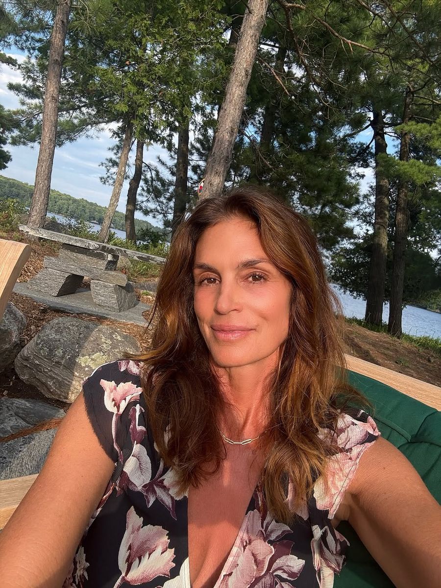 Cindy Crawford, 59, glows in a natural lakeside summer selfie