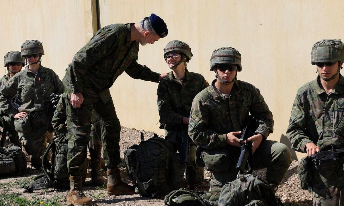 Casa de S.M. el Rey has previously said that King Felipe and Queen Letizia consider Leonor's military training "very convenient and valuable: it reinforces the capabilities of service and dedication, and facilitates the representation tasks that she must assume, as Heir of the Crown of Spain, in accordance with the provisions of Title II of the Constitution."