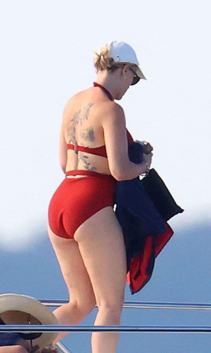 Scarlett Johansson and Colin Jost enjoy the Hamptons
