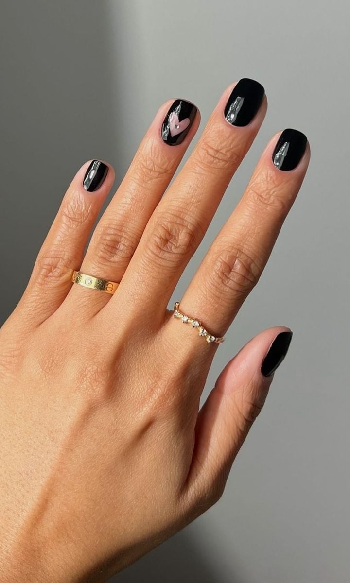6. Romantic Black Nails