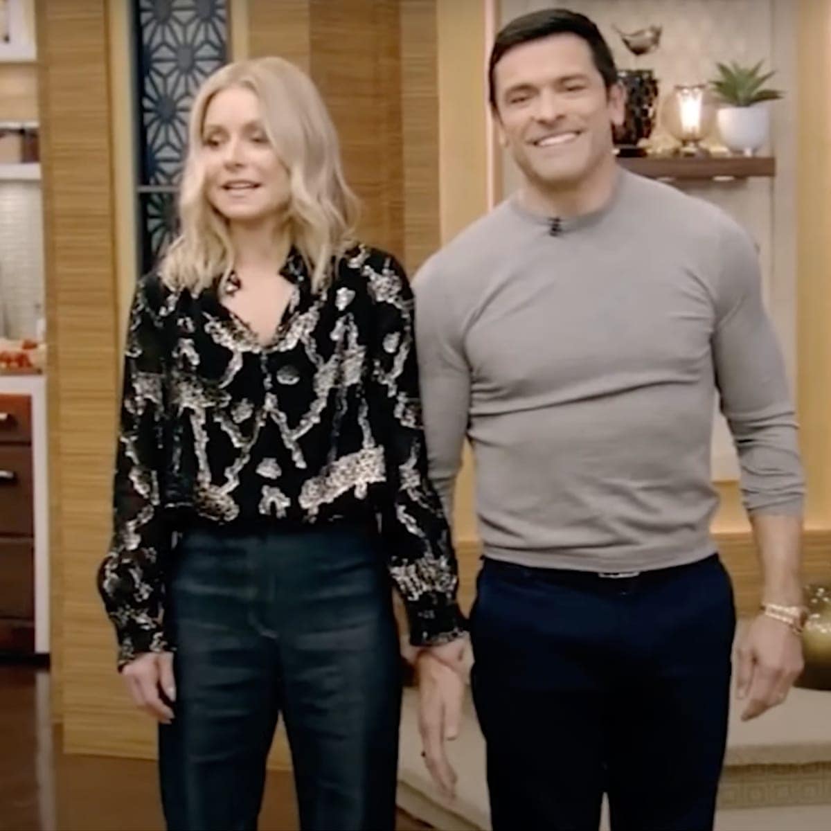 Kelly Ripa and Mark Consuelos explain how they can hold hands despite their arm’s length