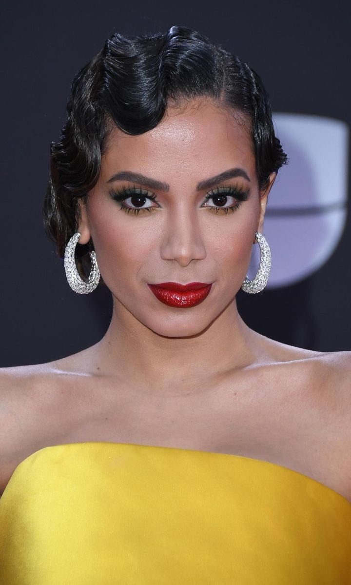 Anitta con aros de brillantes