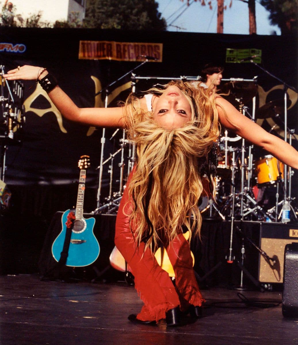Shakira live at Tower Records 