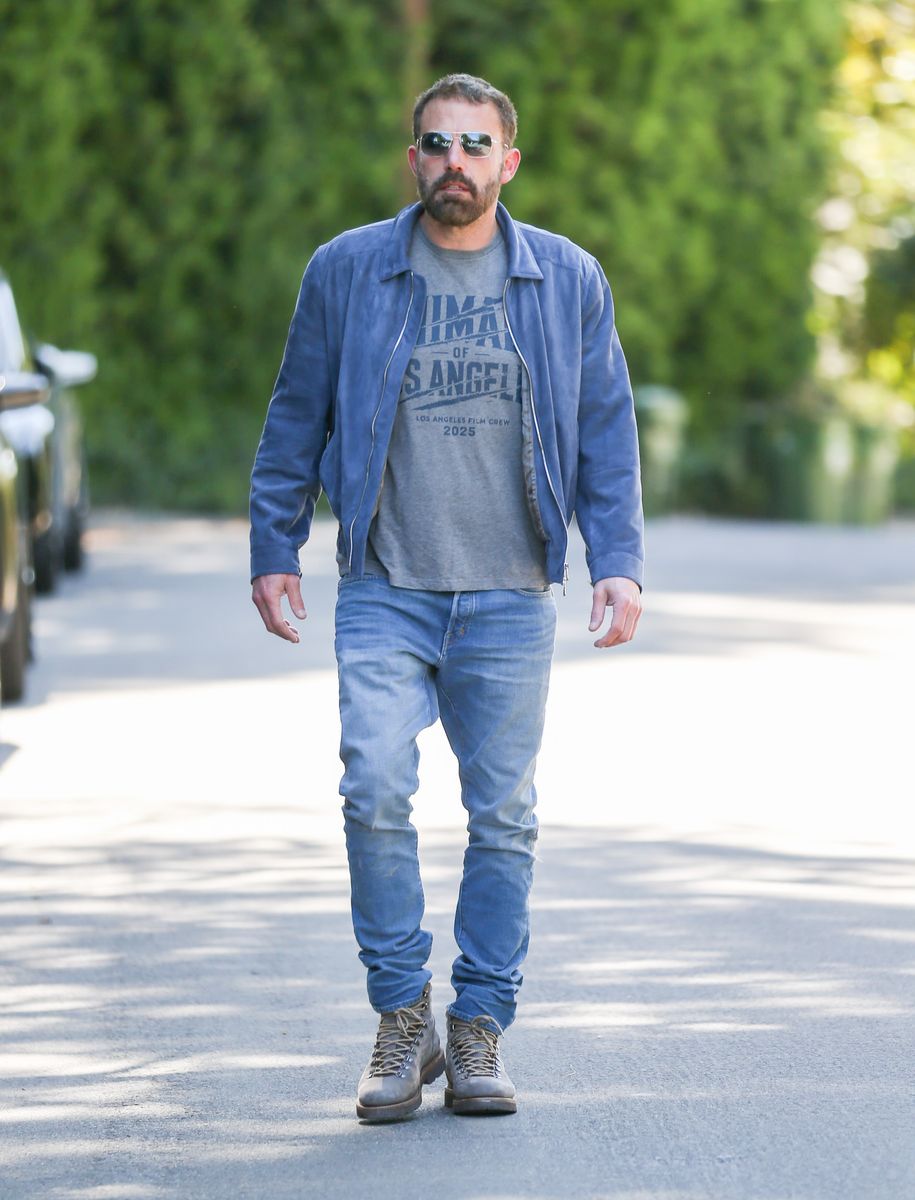 Affleck seems to be thriving in his new single life, and his appearance reflects it. 