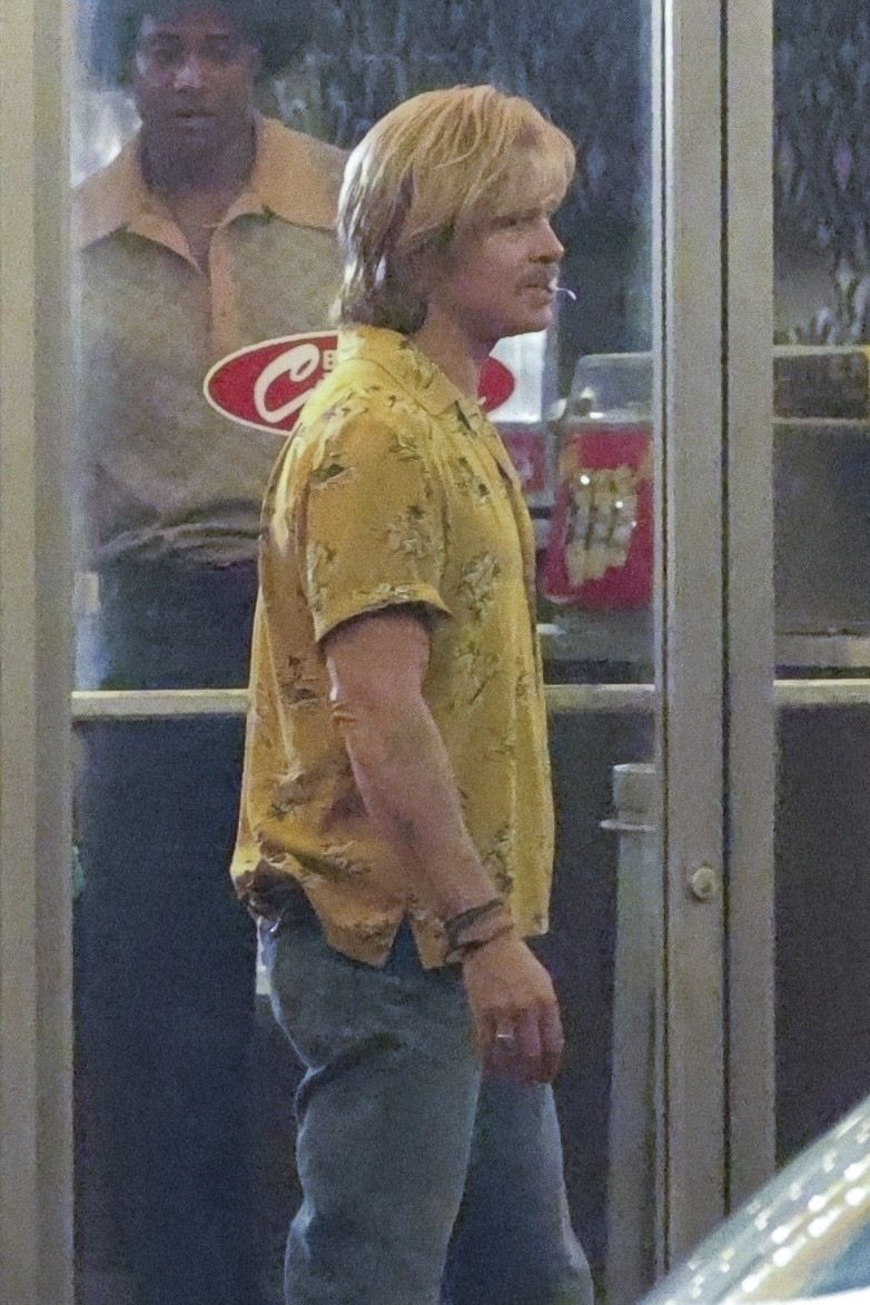 Photo © 2025 Backgrid/The Grosby Group  EXCLUSIVE Los Angeles, CA, July 29, 2025.  Brad Pitt was seen at New Beverly Cinema in Los Angeles on the first day of filming for "The Continuing Adventures of Cliff Booth." The actor was spotted in full character attire, gearing up to reprise his iconic role from "Once Upon a Time in Hollywood." **** Brad Pitt fue visto en el New Beverly Cinema de Los Ángeles en el primer día de filmación de "The Continuing Adventures of Cliff Booth". El actor apareció completamente caracterizado, preparándose para retomar su icónico papel de "Once Upon a Time in Hollywood".