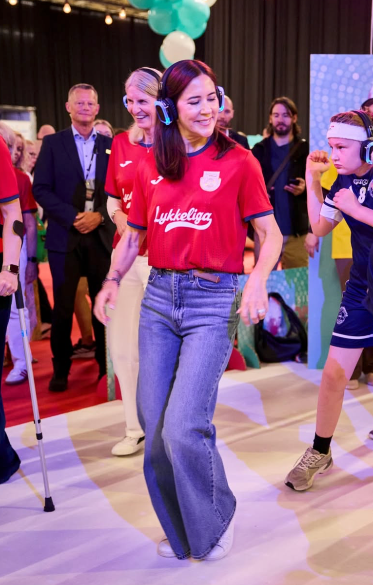 Queen Mary combined sporty and stylish elements, pairing wide-leg jeans with a LykkeCup jersey during the handball event in Herning.