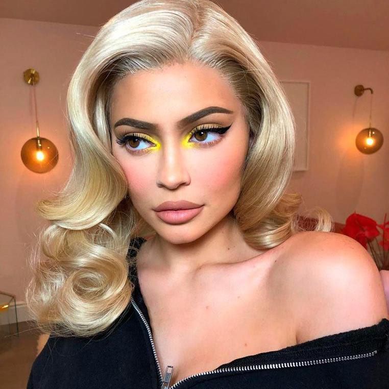 Kylie Jenner con hairstyle elegante